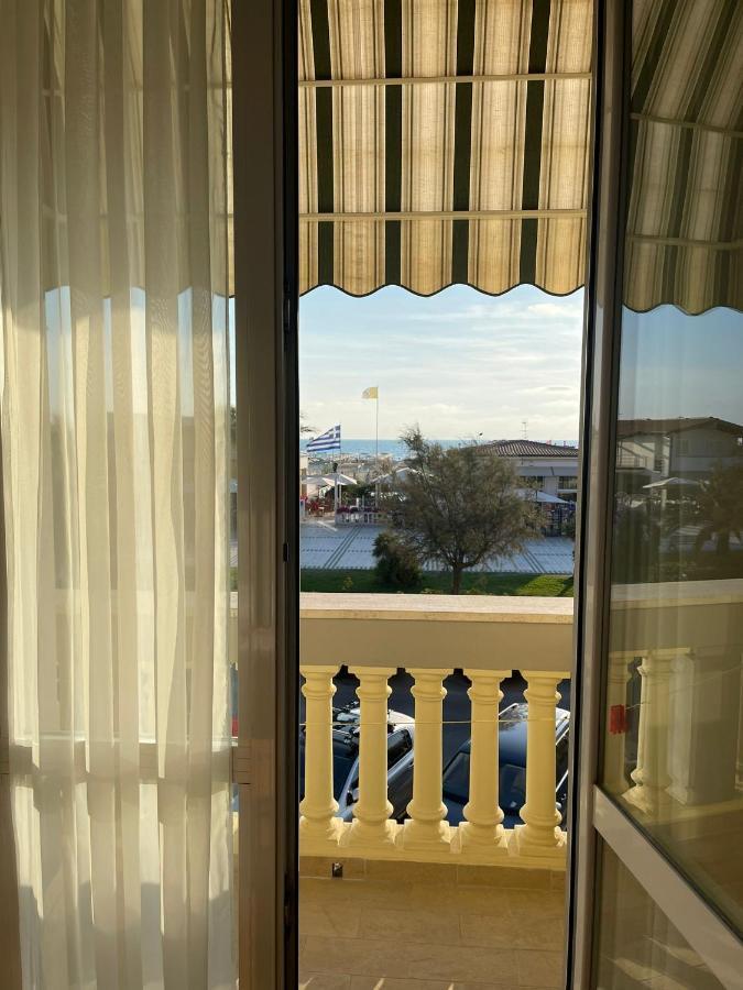 Hotel Valdinievole リド・ディ・カマイオーレ エクステリア 写真