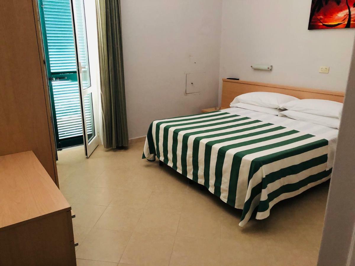 Hotel Valdinievole リド・ディ・カマイオーレ エクステリア 写真