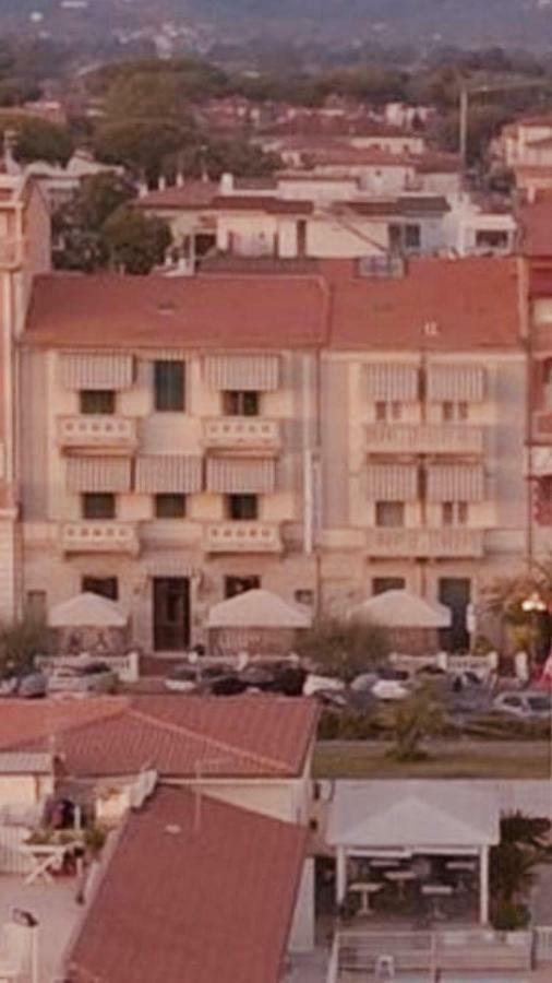 Hotel Valdinievole リド・ディ・カマイオーレ エクステリア 写真